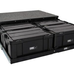 Gavetas de armazenamento Front Runner 4 Cub Box Wide instaladas na área de carga de um veículo 4x4