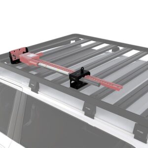 suporte de macaco hi-lift front runner instalado no topo de um tejadilho 4x4