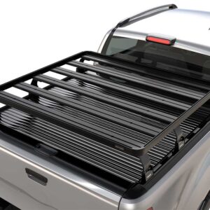 Grade de carga Front Runner Slimline II instalada na caixa de um Jeep Gladiator com cobertura EGR RollTrac