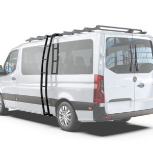 Escada lateral Front Runner Slimpro Van Rack instalada em Mercedes-Benz Sprinter H1