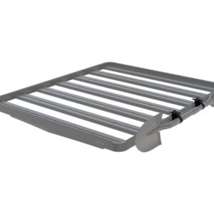 suporte para pá e remo Front Runner instalado na lateral de um porta-bagagens