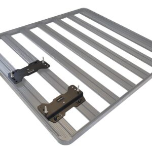 Kit de montagem de pranchas de desatasco Front Runner instalado num porta-bagagens 4x4