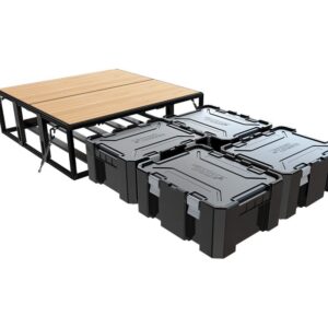 Sistema de armazenamento Front Runner Wolf Pack Pro com tampo de bambu instalado num veículo 4x4