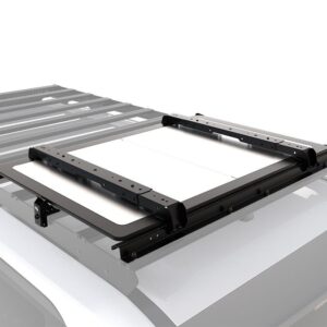 Mesa de campismo Pro Stainless Steel Front Runner montada no topo de um roof rack