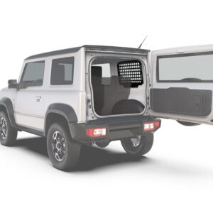Painel Molle Front Runner instalado na janela traseira de um Suzuki Jimny